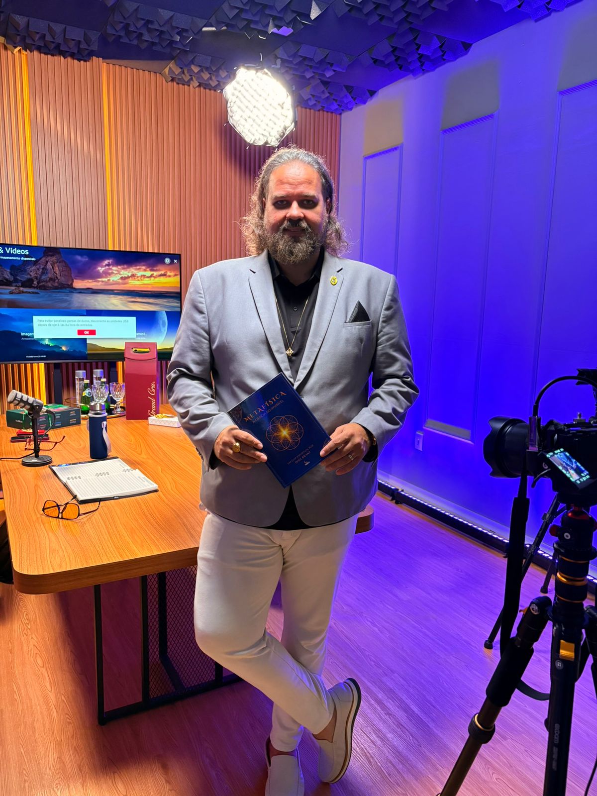 Dale Brant com livro Metafísica