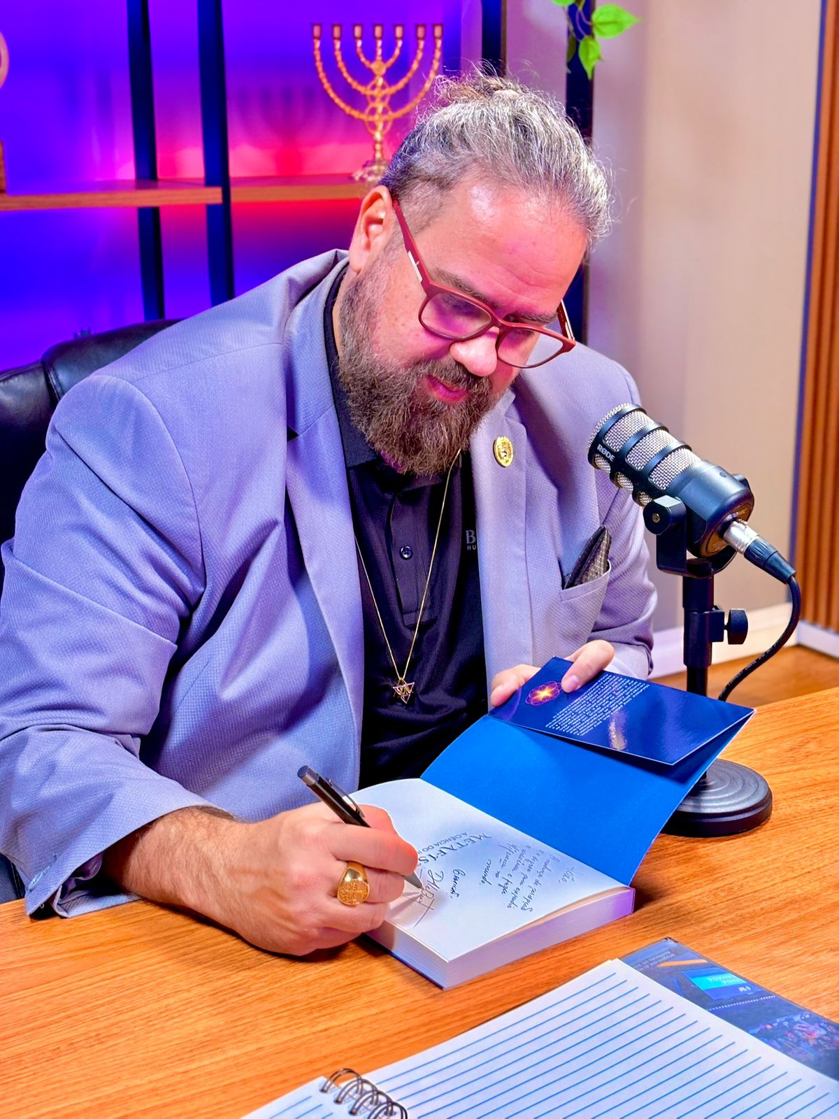 Dale Brant autografando livro